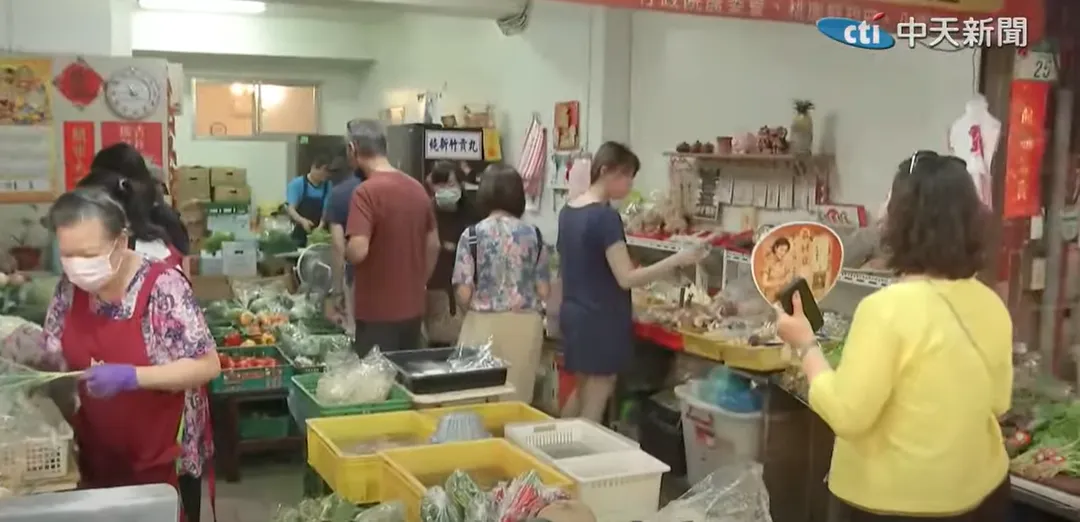 吳思瑤在市場宣傳罷免，但民眾反應冷淡。（圖／中天新聞）