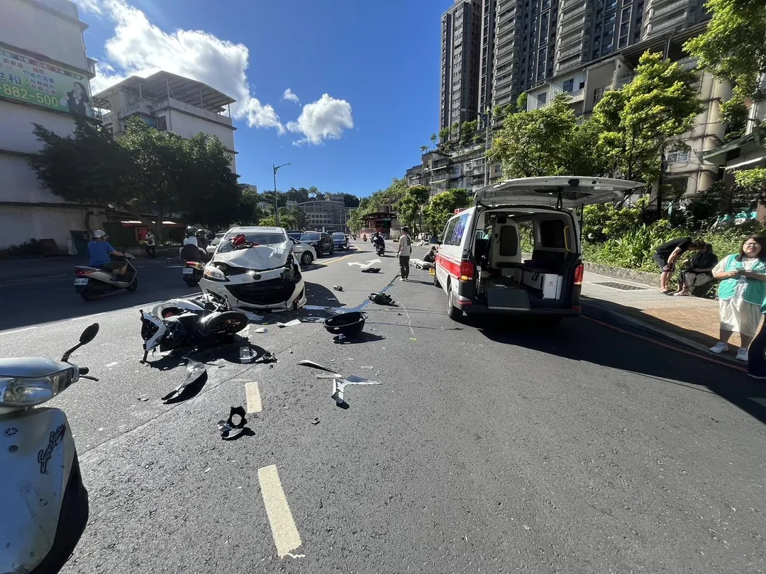 基隆市警察局第四分局安樂派出所獲報後，即刻派員馳赴現場，見林姓機車騎士受傷倒地。（圖/警方提供）