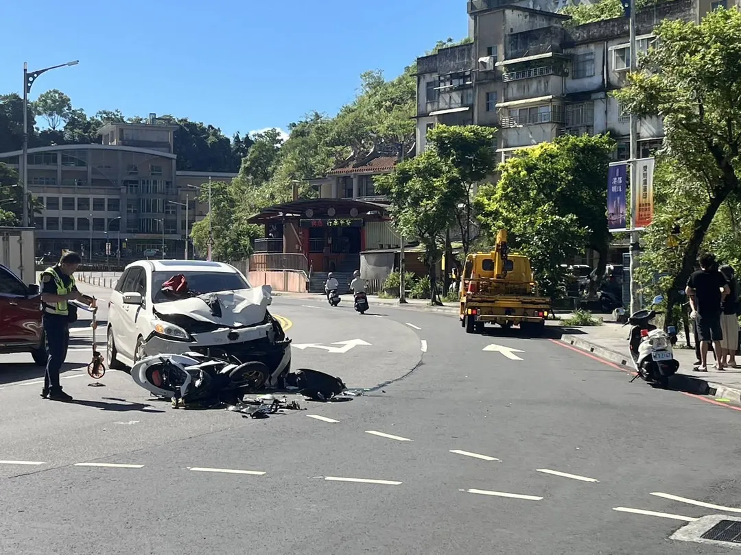 今日，基隆一名24歲機車騎士在麥金路直行時，遭一輛準備左轉的小客車撞上，當場人車分離噴飛倒地。（圖/警方提供）
