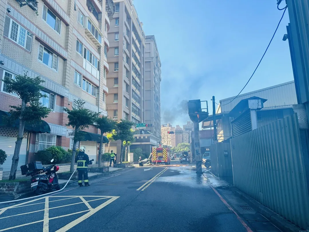 新北市泰山區楓樹街一帶今（30）日16時許發生變壓器爆炸事件，造成周邊360戶停電。（圖/新北市消防局提供）
