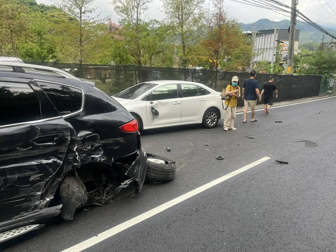 根據現場初步調查，事故發生原因為遊覽車與自小客車發生擦撞後導致翻覆，詳細事故原因仍待相關單位調查釐清。（圖/新竹縣消防局提供）