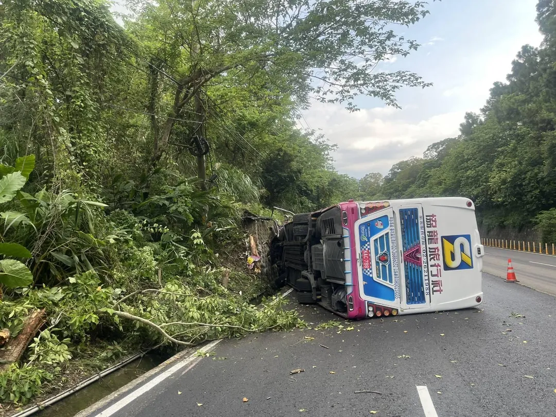 今（30）日下午，新竹縣發生遊覽車翻覆事故，疑似一輛遊覽車與自小客車擦撞後翻覆，造成2人受傷，其中1人傷重不治，綠世界生態農場也對此回應。（圖/新竹縣消防局提供）