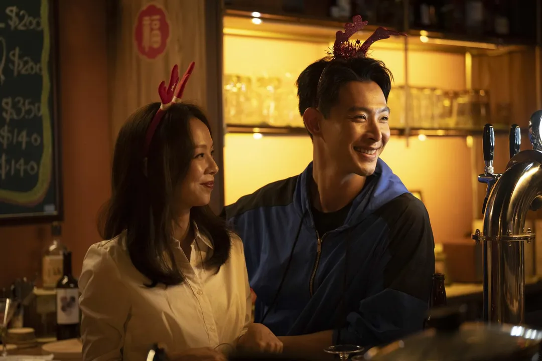 連晨翔（右）飾演的楊家豪，與孫淑媚（左）飾演的蕭如如在逛完夜市之後，對她的愛慕之情完全壓抑不住。（圖／華視、公視台語台 提供）