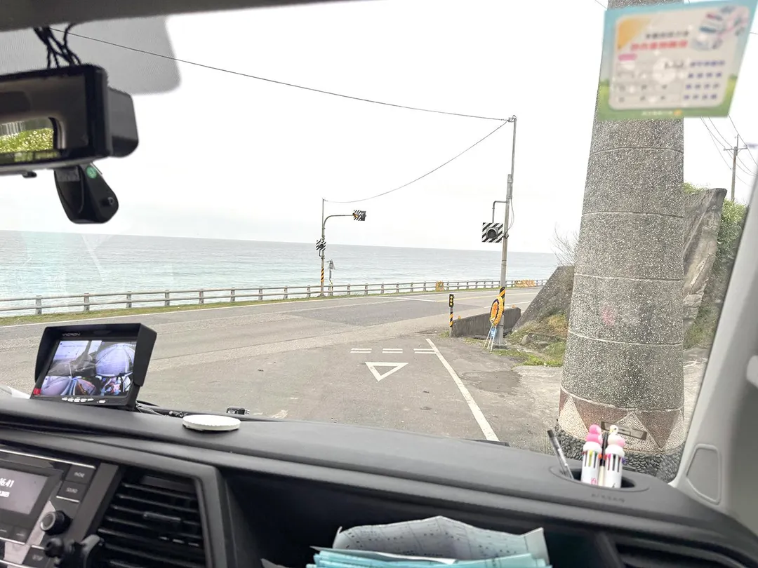 這趟來回超過1000公里的長途跋涉，由護理師、駕駛員和家屬陪同，翻山越海陪伴蔡阿嬤順利回到台東長濱的老家。（圖／彰化基督教醫院提供）