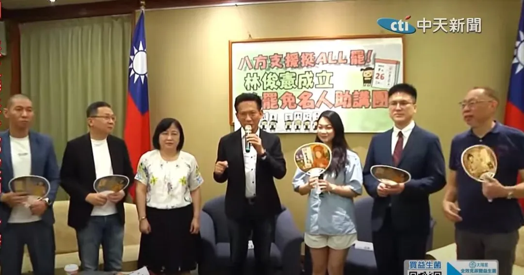 媒體人黃益中(左起)、陳東豪、陳敏鳳、立委林俊憲、罷團山除薇害發言人阿美、媒體人徐嶔煌、范世平上午一起出席「八方支援挺ALL罷 林俊憲成立大罷免名人助講團 」記者會。(圖/中天新聞)