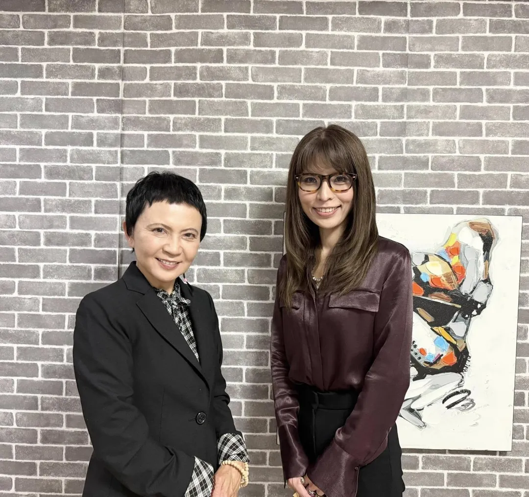 沖繩知名靈媒片山鶴子（右）認為，2025年真正要注意的時間點不是7月。（圖／翻攝自FB@hpytazuhpy）