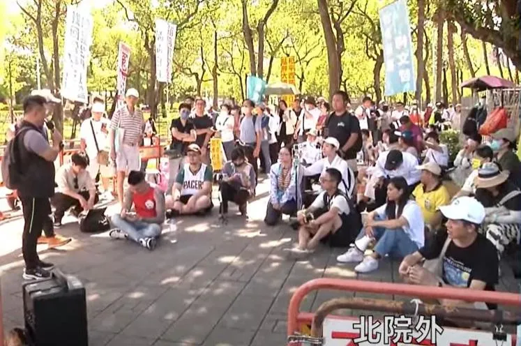 民眾黨號召小草們集結在北院外面聲援彭振聲。(圖/中天新聞)