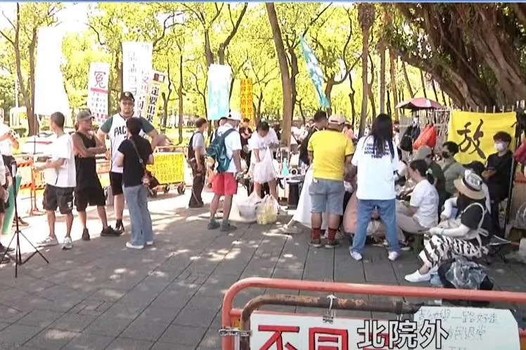 現場大約來了2、30人。(圖/中天新聞)