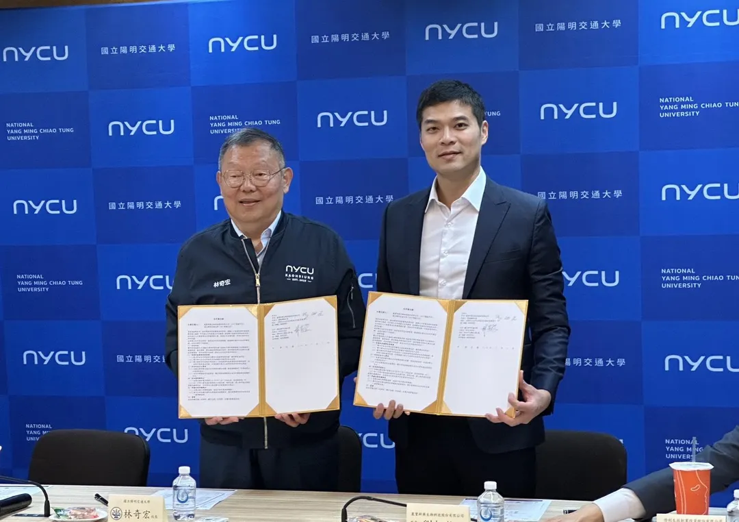 麗寶新藥總經理劉朝瀚(右)與陽明交大校長林奇宏(左)，共同簽署合作備忘錄，未來將AI導入抗癌藥物的臨床實驗。（圖／麗寶提供）