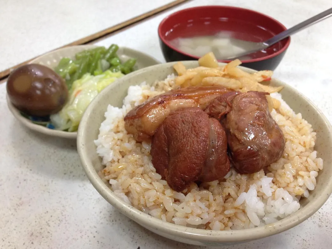 家醫科醫師李唐越表示,該名工人平時不愛吃甜食,但因工作量大容易感到飢餓,每餐都會吃兩個便當,主餐多為控肉或雞腿。(圖/Photo AC)