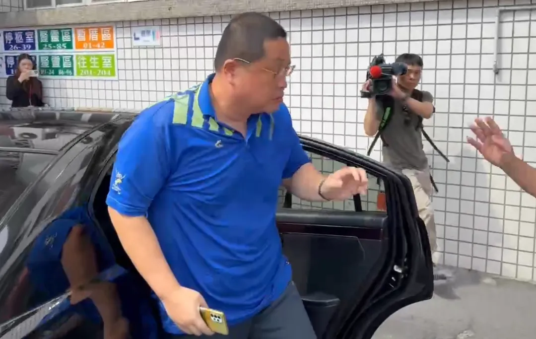 高雄地檢署檢察官趙期正現身殯儀館處理相關事宜。（圖/中天新聞）