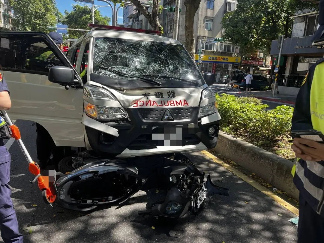 台北市松山區1日下午2時許發生救護車撞死人，傳出駕駛員未擁有駕照，新北市衛生局表示盧男確實有救護人員證書，但卻仍未登記為該公司內的救護車駕駛。（圖/警方提供）