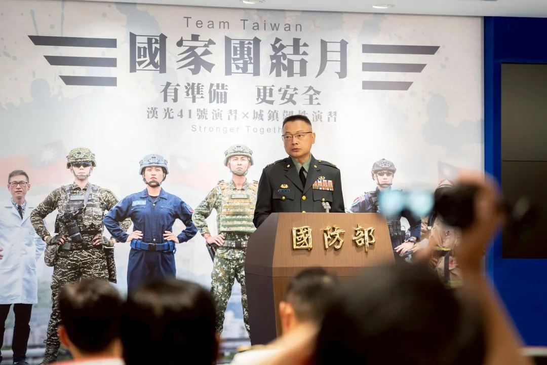 孫立方中將說明國軍待遇、招募。(圖/國防部)