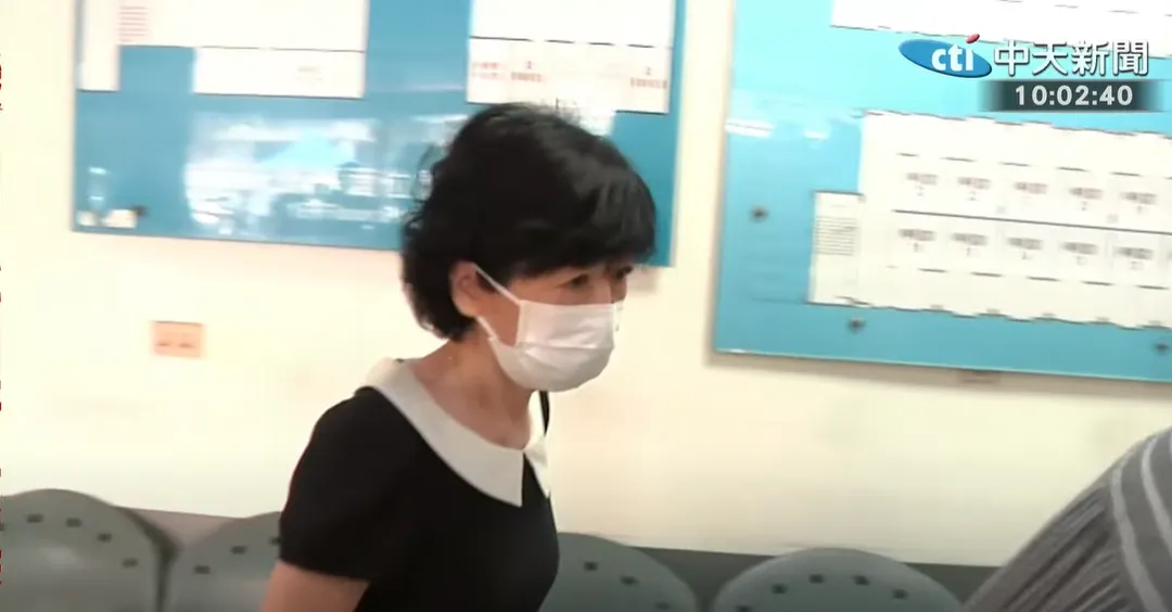 陳佩琪2日抵高雄殯儀館。（圖／中天新聞）