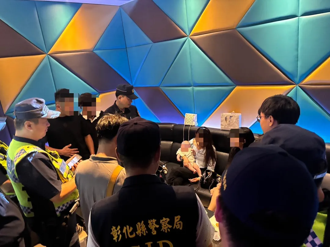 少婦抱著幼嬰，深夜在KTV歡唱被員警柔性勸離。（圖／翻攝畫面）