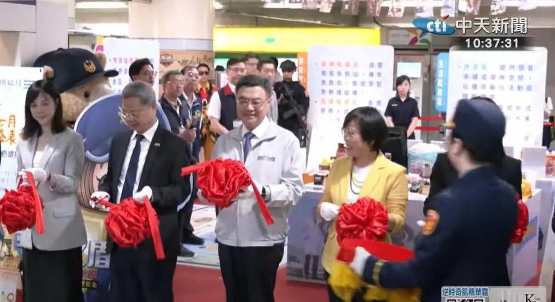 行政院長卓榮泰為「國家團結月 守護之盾–防空避難體驗特展」開幕式剪綵。(圖/中天新聞)