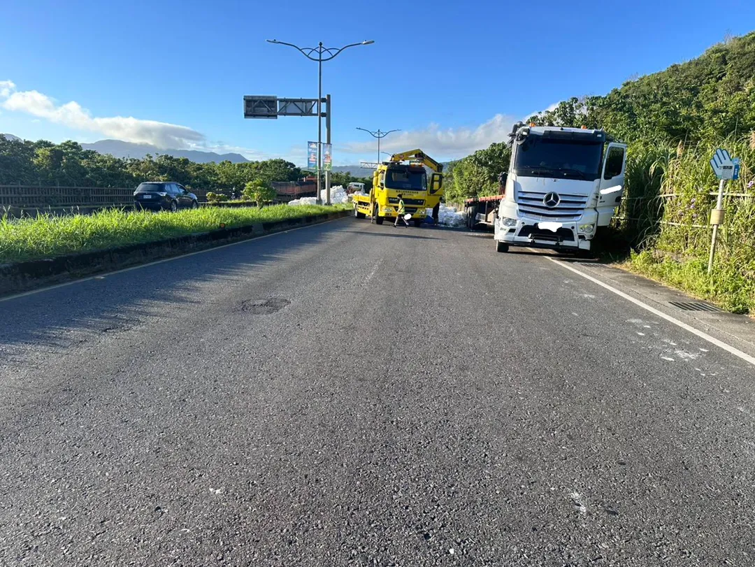 今（2）日清晨，新北市貢寮區台2線97公里處發生一起曳引車超車擦撞事故。（圖／翻攝畫面）