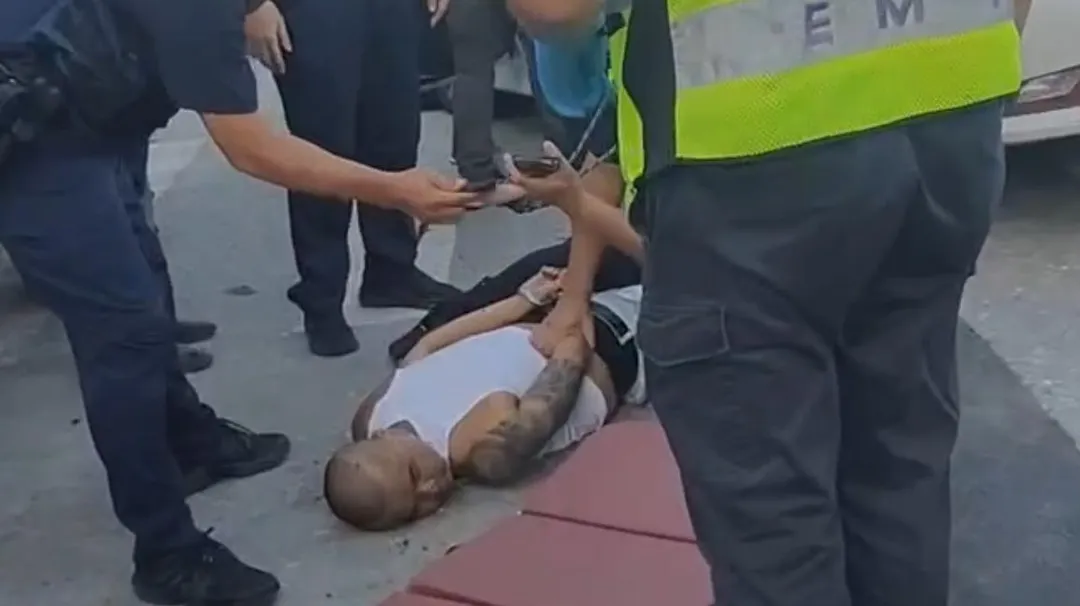 警方壓制逮捕拒檢男子。（圖／翻攝畫面）