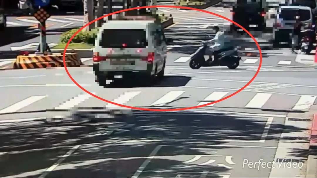 男子無照駕駛救護車撞死機車騎士。(圖/翻攝畫面)