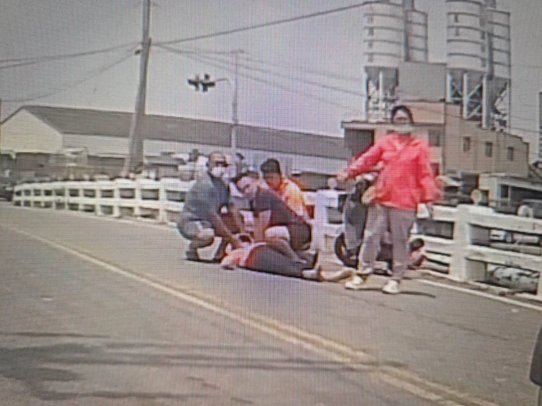 其他熱心民眾也上前幫忙。（圖／警方提供）