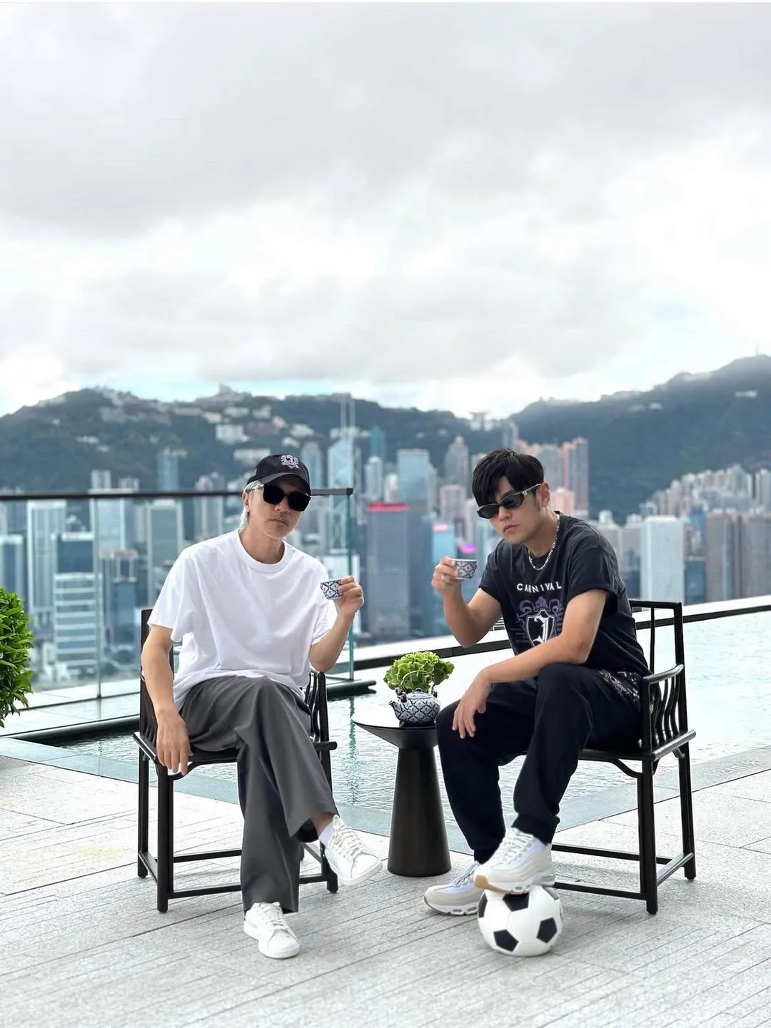 周星馳（左）在社交平台曬出與周杰倫合照。（圖／翻攝自 周星馳、周杰倫IG）