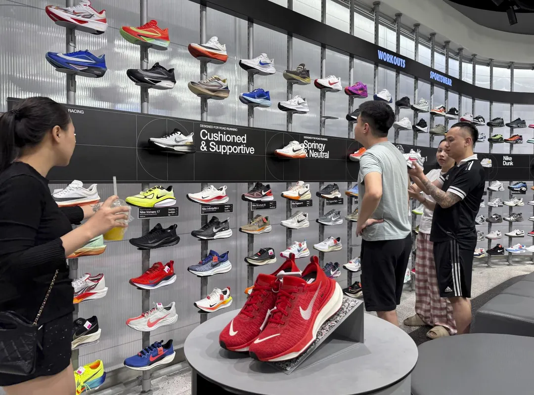 越南是紡織品和運動服裝的重要供應國。圖為民眾在河內的一家Nike商店挑選球鞋。（圖／美聯社）