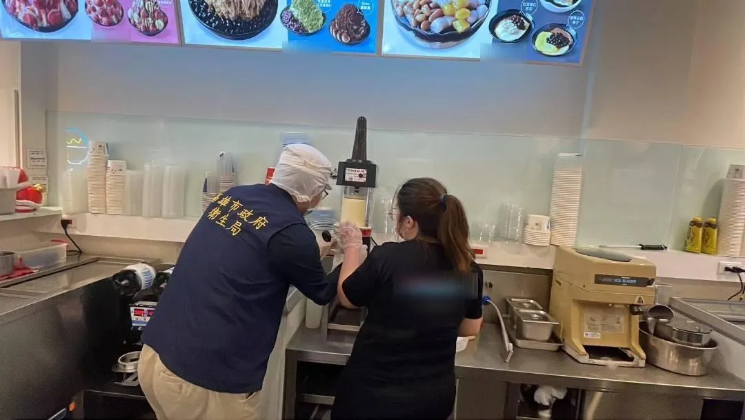 高雄市衛生局今年針對轄內手搖飲店、冰果店、咖啡店及餐廳等現場調製飲冰品場所進行抽驗。（圖／高雄市衛生局）