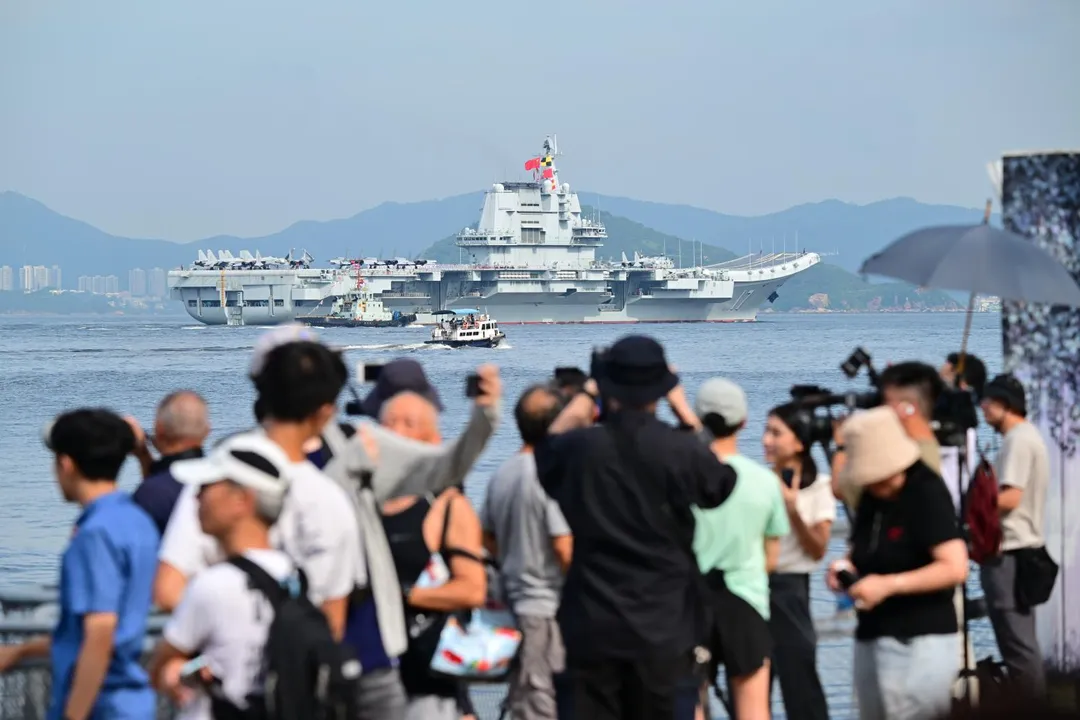 不少香港民眾一大早前往港邊搶拍山東艦。（圖／新華社）