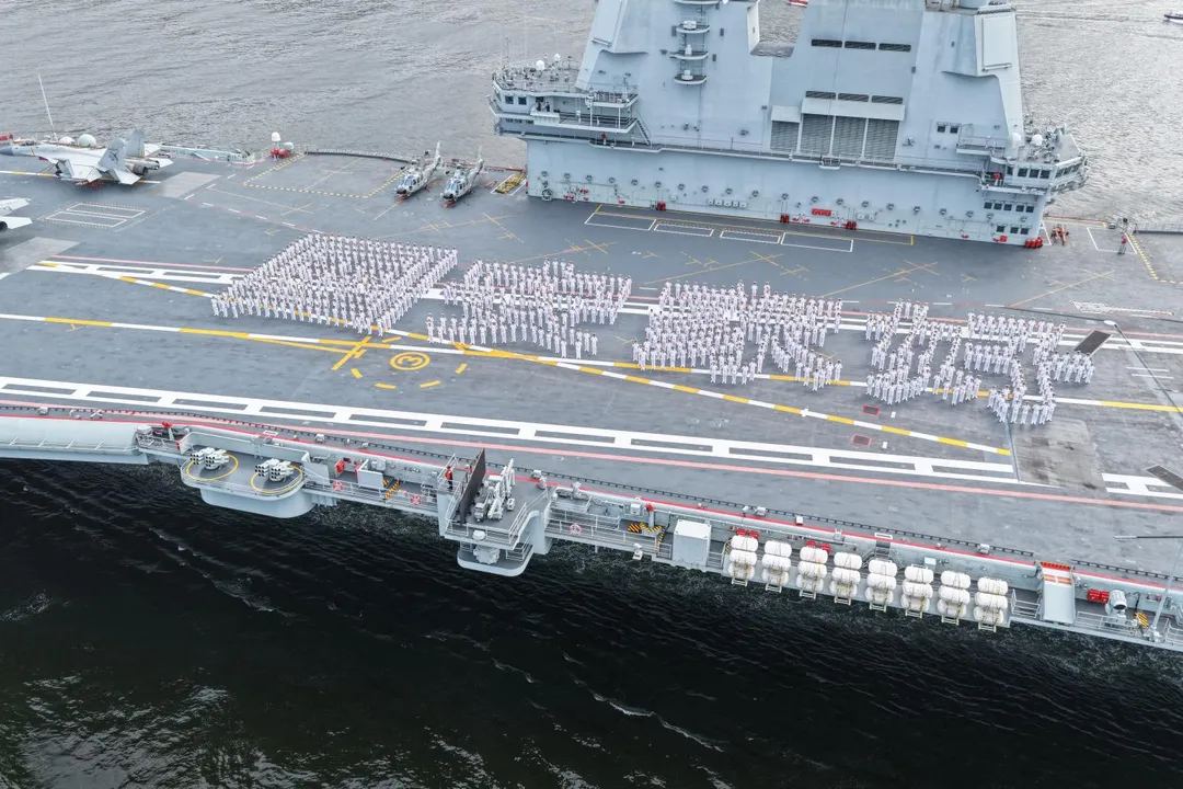 700多名解放軍官兵甲板排字「國安家好」。（圖／新華社）