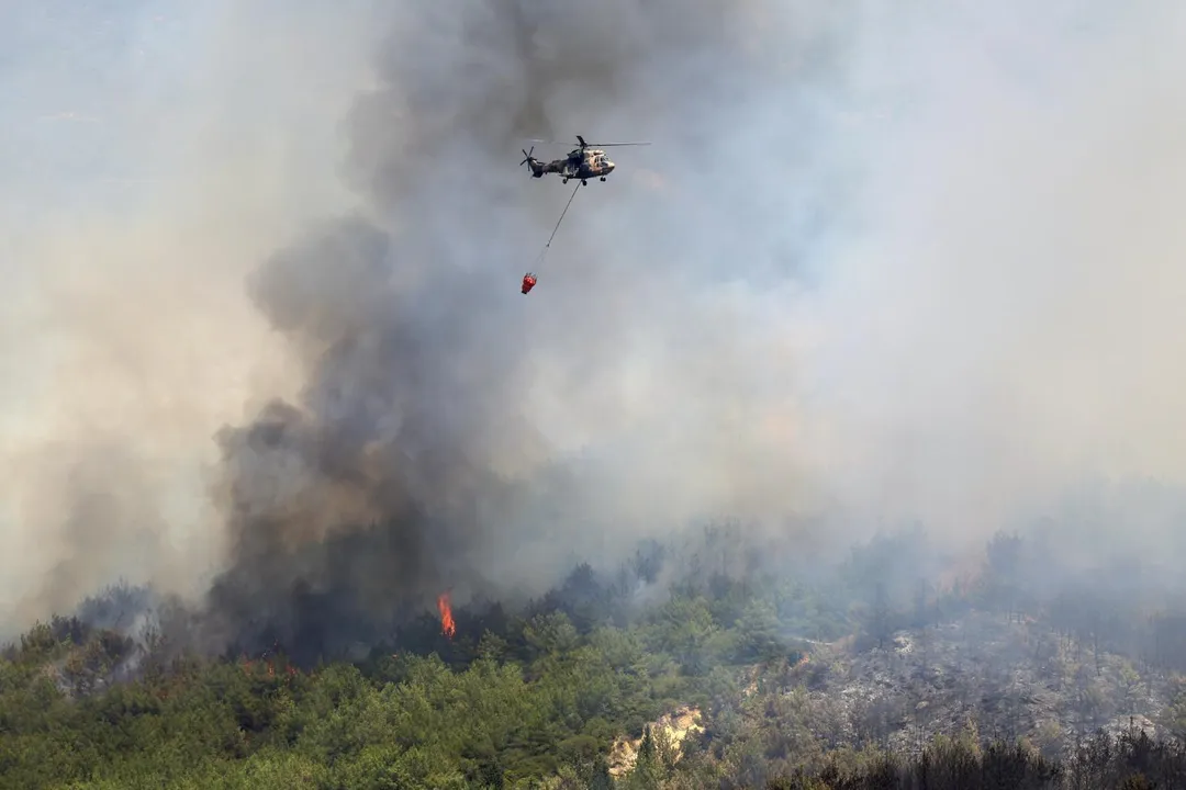 圖為6月30日,一架直升機在土耳其伊茲密爾(Izmir)附近撲滅山火。