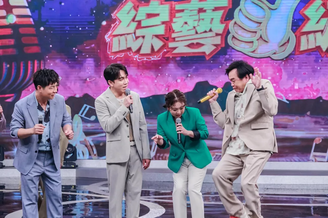 康康（右1）在節目中搞笑「乩童跳」。（圖／中視提供）