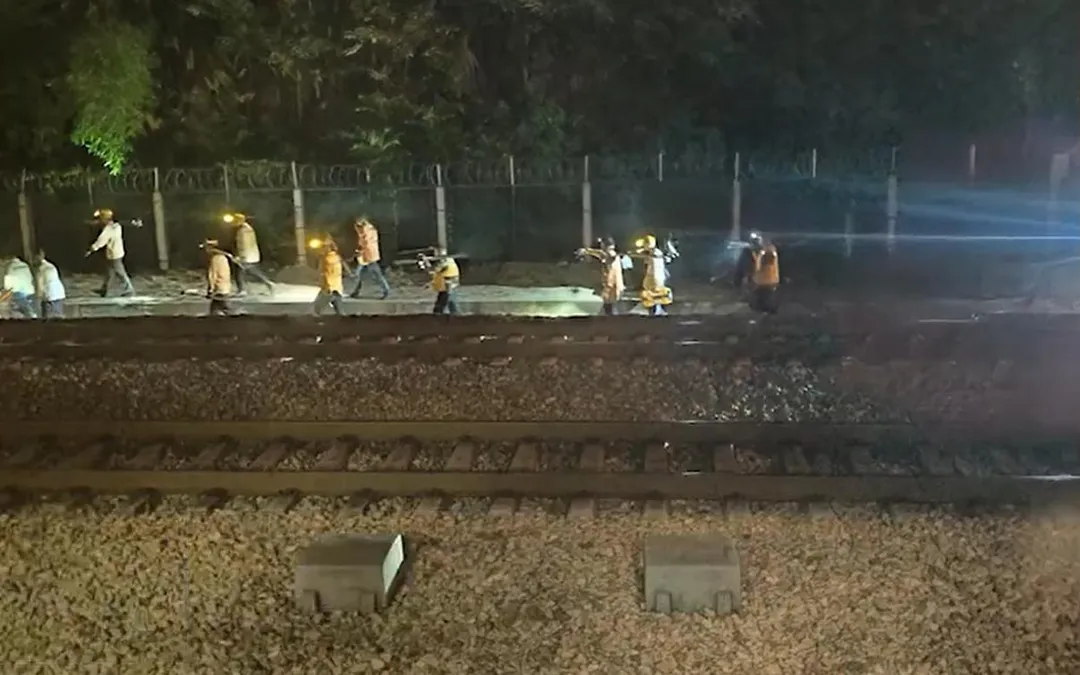 滬昆線2日晚傳出貨運列車衝撞客運列車致脫軌事件。(圖/翻攝九派新聞)