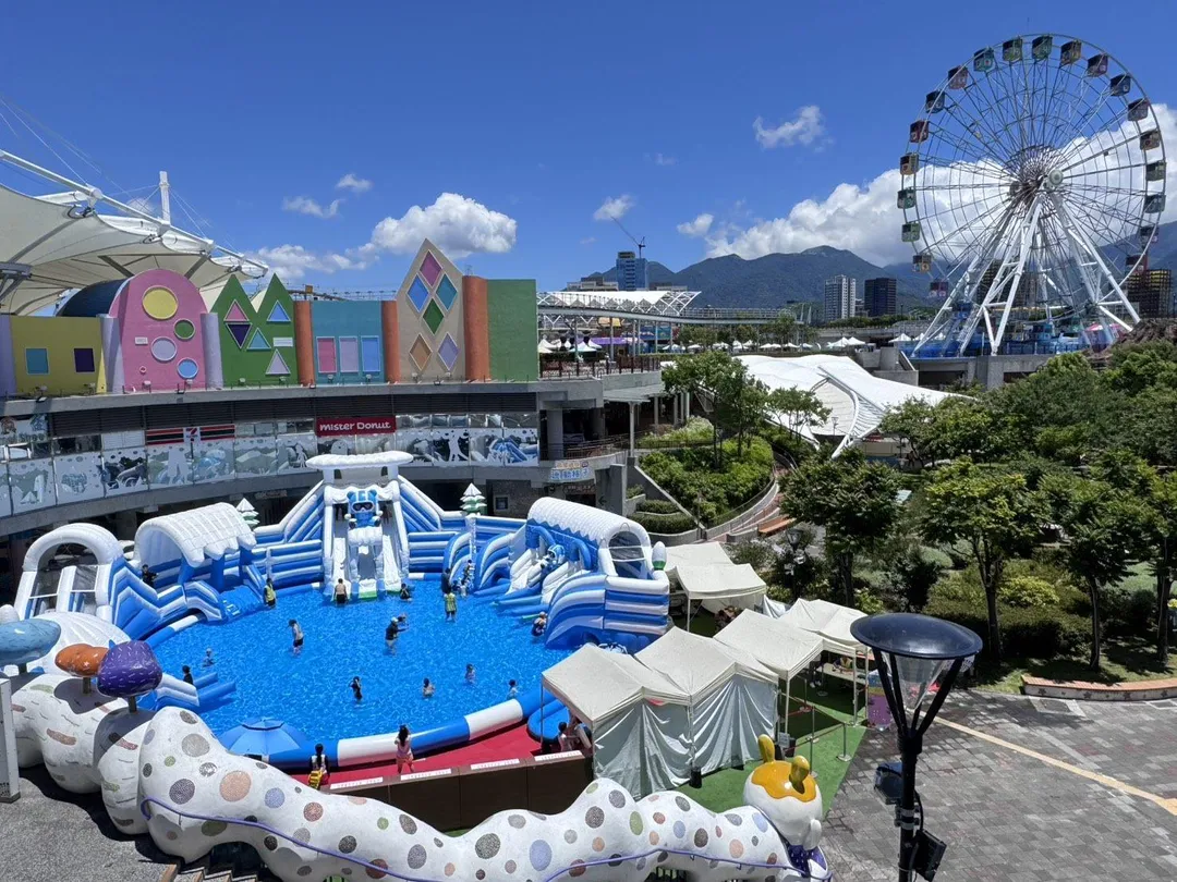 炎炎夏日來臨，台北市兩大親水園區陸續開放，包括兒童新樂園「樂Fun水樂園」及自來水園區「2025台北親水節」。（圖／翻攝自北捷網站）