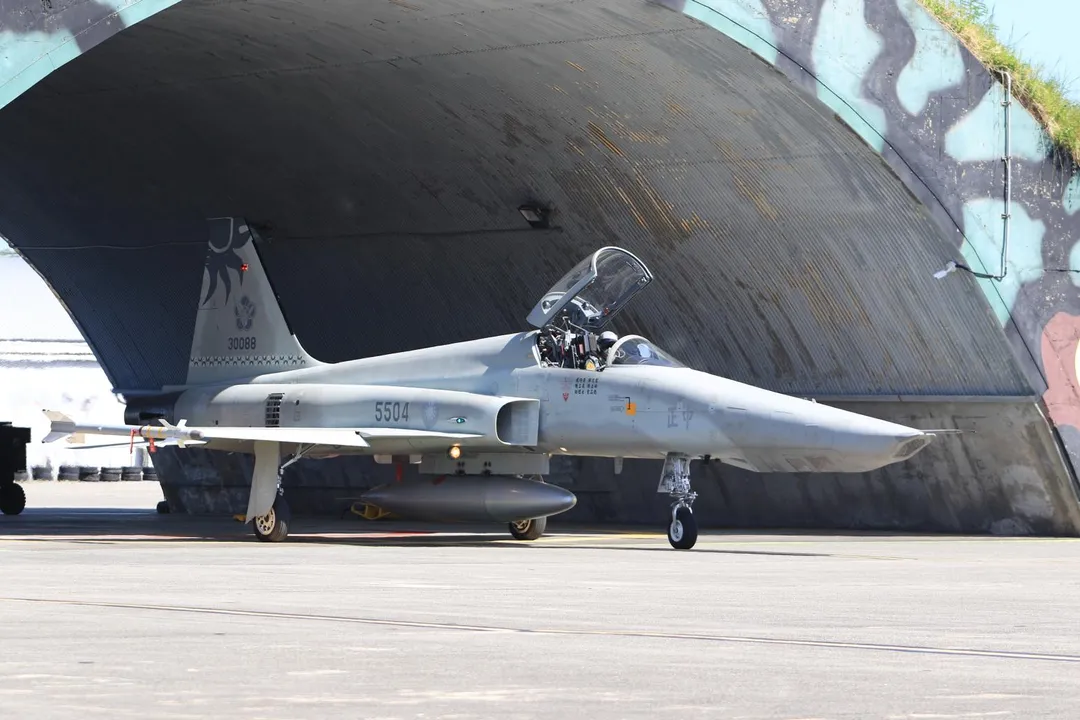 RF-5E偵察機由警戒機堡滑出,可見到右翼端掛載的AIM-9P4飛彈實彈。(圖/宋玉寧攝)
