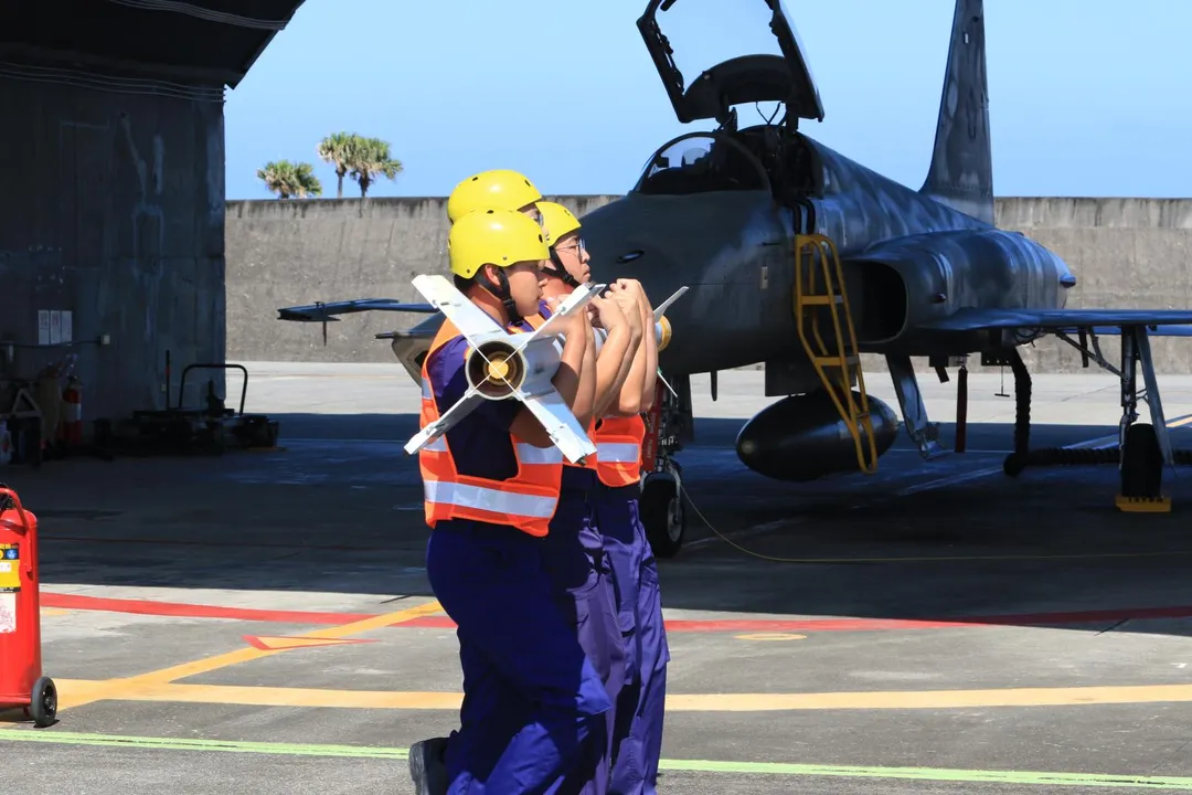 武掛官兵搬運AIM-9P4空對空飛彈。(圖/宋玉寧攝)