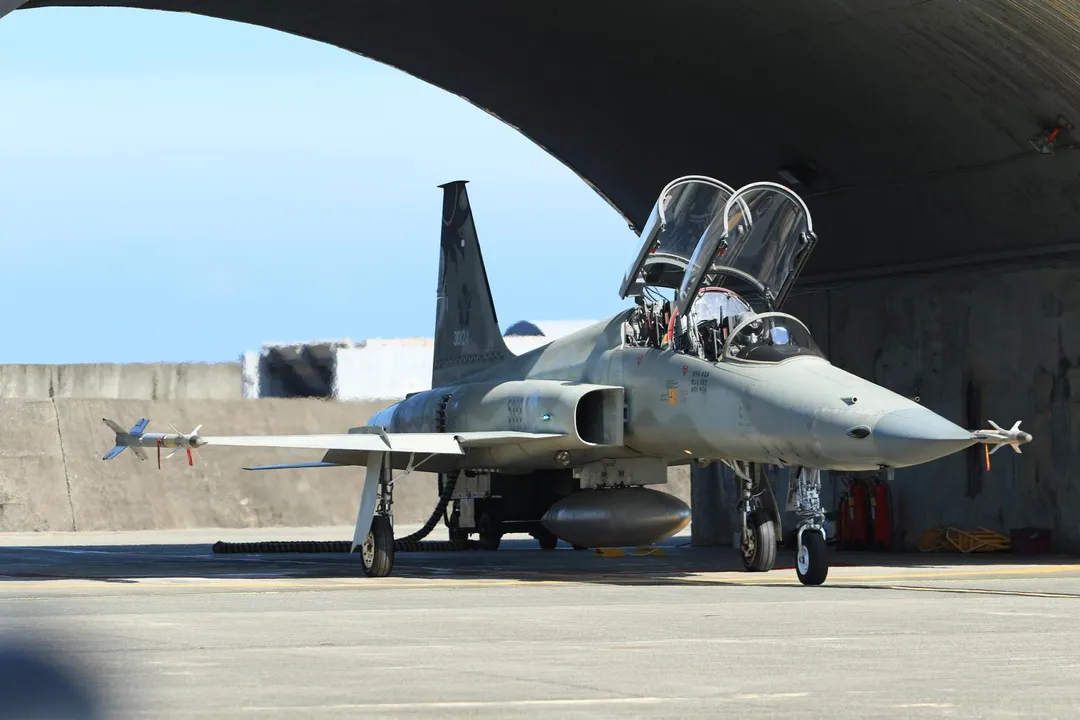 第12隊的F-5F雙座戰機由警戒機堡滑出,可見到左、右翼端掛載的AIM-9P4飛彈實彈。(圖/宋玉寧攝)
