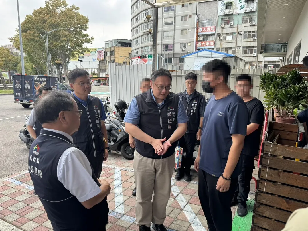 台中豐原發生一家五口命案,副市長鄭照新偕同民政局長吳世瑋、豐原區長洪峰明等人前往關懷慰問家屬。(圖/台中市府提供)