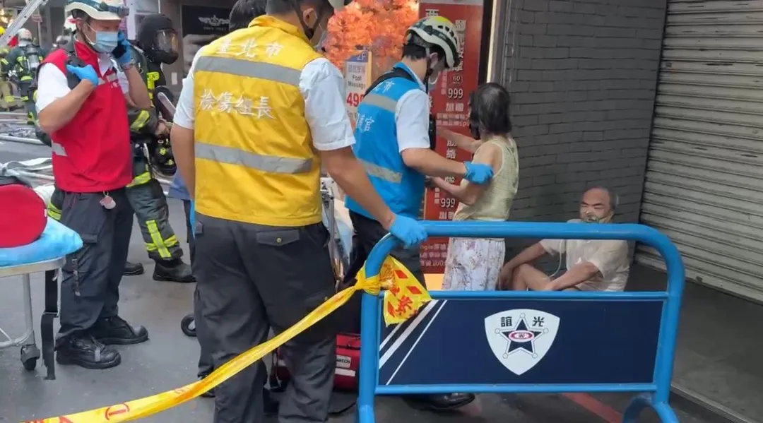 消防人員現場救出2名住戶。(圖/翻攝畫面)