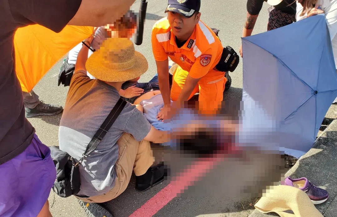 基隆潮境公園發生一起嚴重車禍一名老婦人命危。（圖／翻攝畫面）