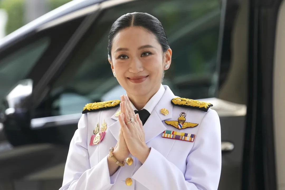 貝東塔抵達曼谷政府大樓,宣誓就任文化部長。(圖/美聯社)