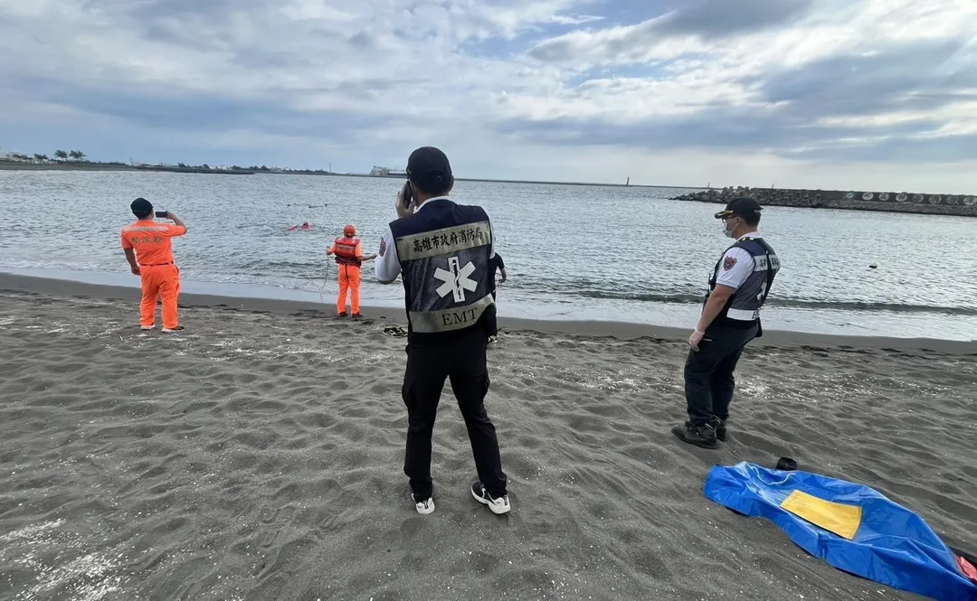 海巡與消防人員到場搜救。（圖／翻攝畫面）