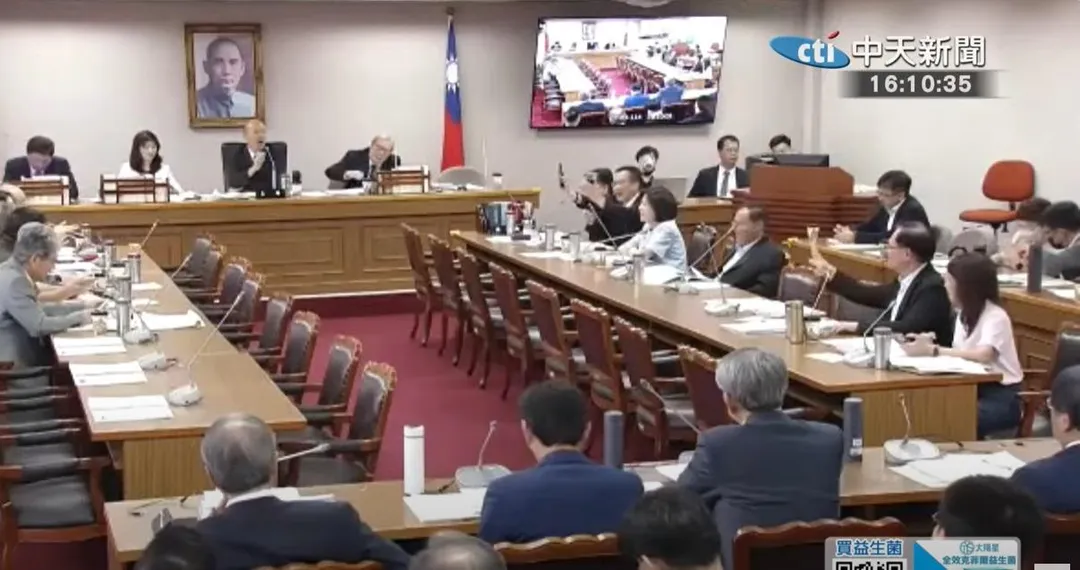 朝野協商過程中民進黨團總召柯建銘手機又響起，國民黨團總召傅崐萁和立委羅智強立馬秀出自己手機澄清沒打電話給他。（圖／中天新聞）