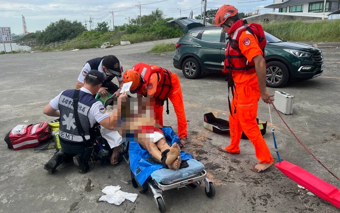 男子被救起時已無呼吸心跳。（圖／翻攝畫面）