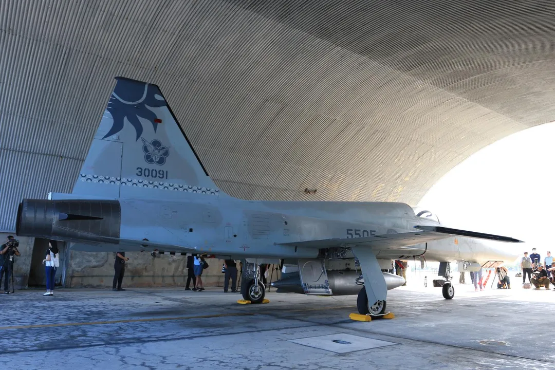 停在花蓮空軍基地機堡內的第12隊RF-5E偵察機。(圖/宋玉寧攝)