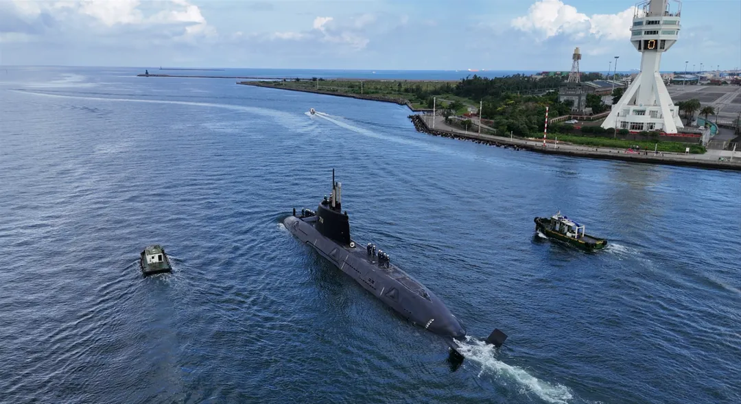 海鯤號交艦時程延後，前海軍艦長黃征輝驚爆冷卻主機的進排水管線「疑似滲漏」（圖／台船提供）