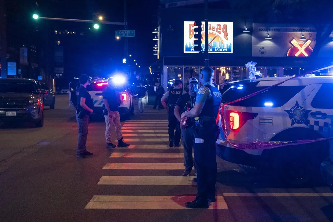 大批警力在事發後聚集在夜店外。(圖/美聯社)