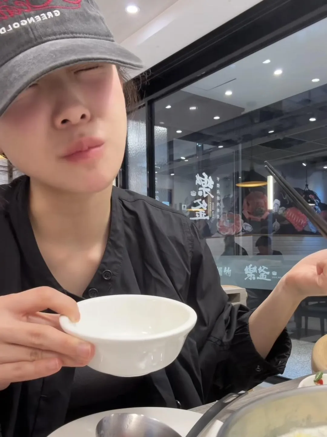 韓籍啦啦隊女神李多慧趁工作空檔，享受美食，直呼：「懶惰就是幸福。」（圖／翻攝自李多慧Threads）