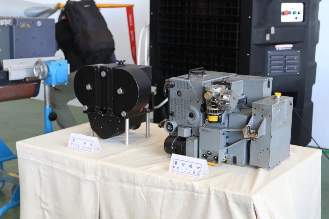 RF-5E配備的Type 900B中高度相機(圖左)、RS-710E紅外線相機。(圖/宋玉寧攝)