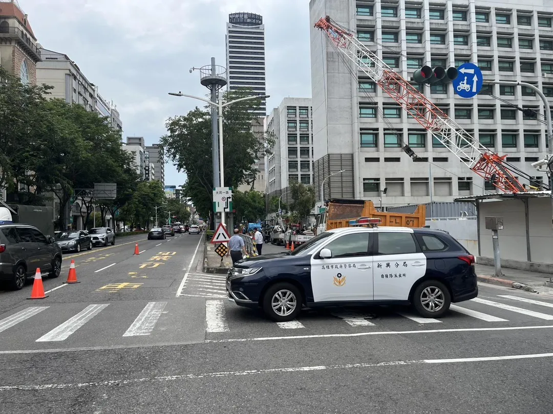 高雄市立醫院大同醫院的機車停車場入口驚見天坑。(圖/中天新聞,下同)