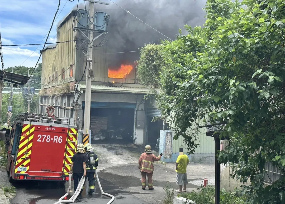 新北八里一處工廠下午發生火警。（圖／翻攝畫面）